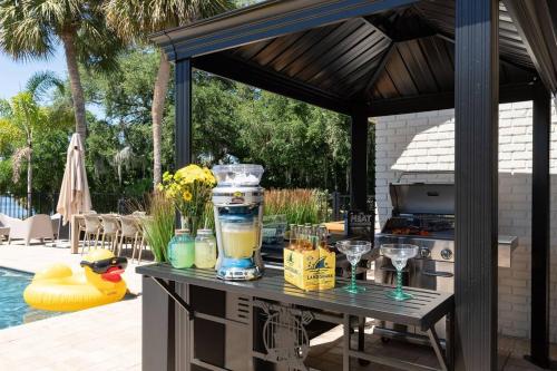 Walk to LEGOLAND Heated Pool Putting Green Beach Sunsets Boat Dock in Winter Haven, USA