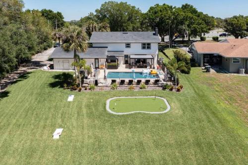 Walk to LEGOLAND Heated Pool Putting Green Beach Sunsets Boat Dock in Winter Haven, USA