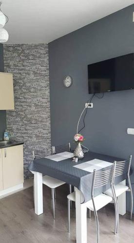 One-Bedroom Apartment image 1