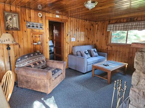 One-Bedroom Cottage with Fireplace