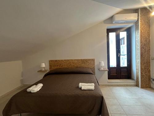 2 queen beds, 1 twin bed