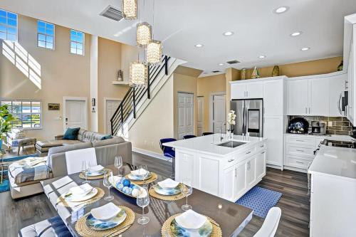 New Designers Dream Delray Beach Oasis Heated Pool, Large Patio, Close to the Ave in Delray Beach, USA