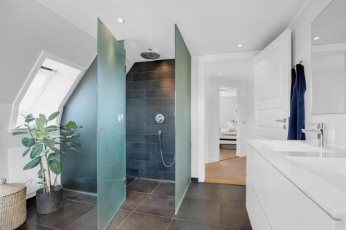 Shower, Private Rooms - Køge in Koge