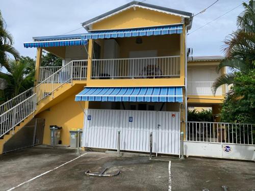 Charmant T4 près de la plage, au Gosier