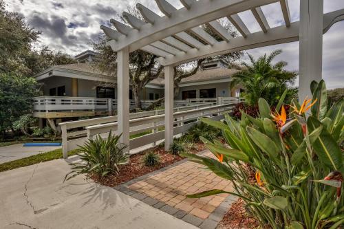 Serene Sea Woods Escape In A Spacious 2-bedroom Condo in New Smyrna Beach, USA