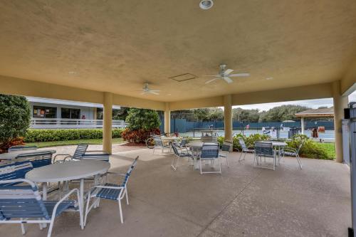 Serene Sea Woods Escape In A Spacious 2-bedroom Condo in New Smyrna Beach, USA
