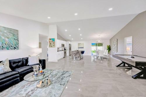 Glamorous Newly Built Pool Home, Tiki Hut, Huge Patio, Air Hockey in Delray Beach Near The Ave! in Delray Beach, USA