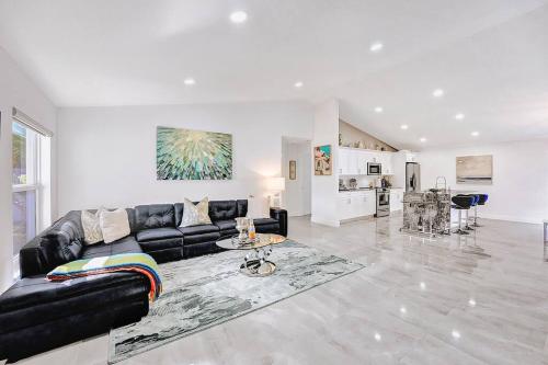 Glamorous Newly Built Pool Home, Tiki Hut, Huge Patio, Air Hockey in Delray Beach Near The Ave! in Delray Beach, USA