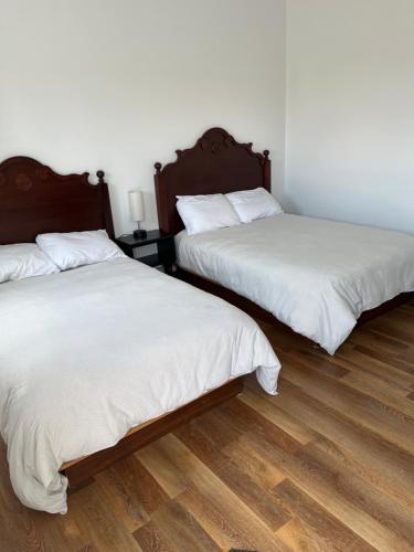 1 double bed, 1 twin bed