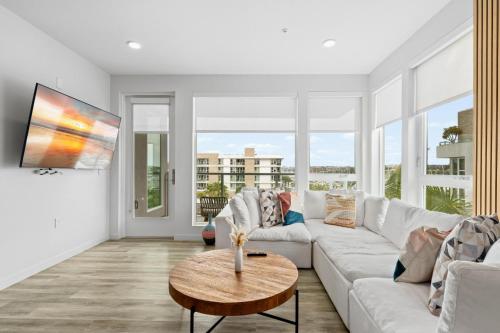 Blue Marlin 3BR Retreat With Marina View Pool in Los Angeles, USA