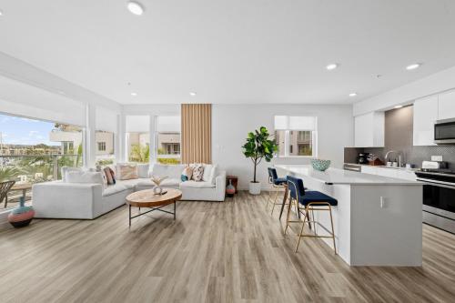 Blue Marlin 3BR Retreat With Marina View Pool in Los Angeles, USA