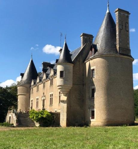 Chambre dans tour du 15ème siècle chambre d'hôte Liglet