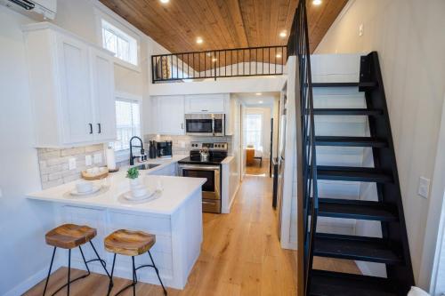 Modern Cabin - Gated Community - Woodland Views - Maple Cabin - image 8