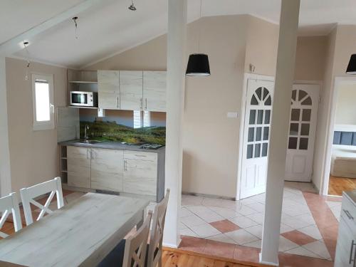 2 bedrooms, 6 beds