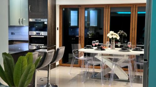 Luxurious 3Bed House with Spa Bath & Garden