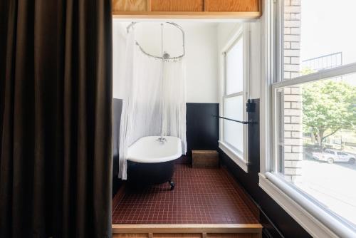 Deluxe Queen Room - Self Check-in with Virtual Front Desk image 3