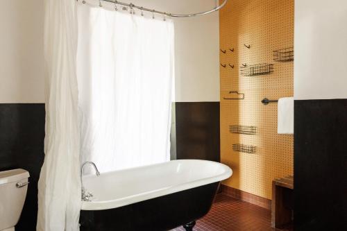 ห้องน้ำ, โรงแรมเอซ พอร์ตแลนด์ (Ace Hotel Portland) near สวนทดสอบกุหลาบนานาชาติ