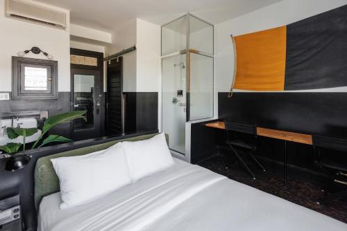 Queen Room - Self Check-in with Virtual Front Desk room in The Clyde Hotel Portland by Kasa Living