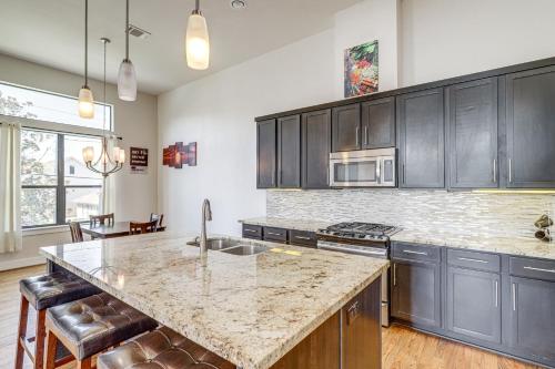 Houston Home with Rooftop Patio - 3 Mi to Downtown! in Houston, USA