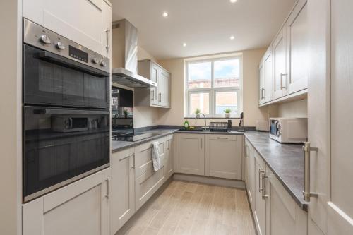Large cosy house - free on street parking near Spire