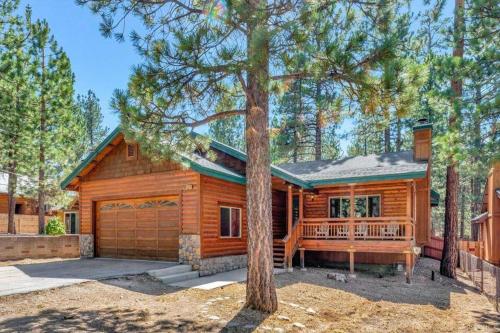 Timberwood Cabin - Close to everything with Hot Tub and Game Room!