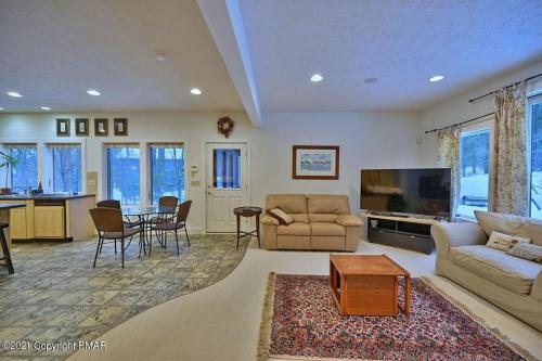 Lake Naomi; Your Ultimate Retreat in Pocono Pines, USA