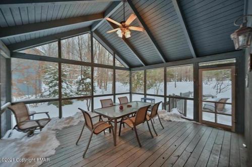 Lake Naomi; Your Ultimate Retreat in Pocono Pines, USA