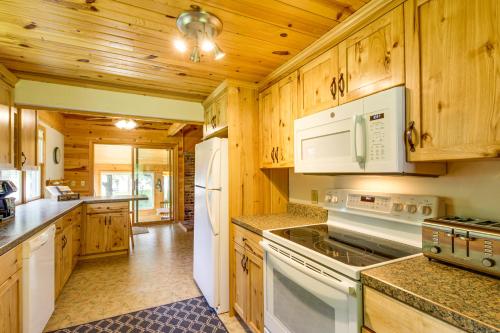 Alexandria Lakeside Hideaway with Fire Pit! in Alexandria, USA