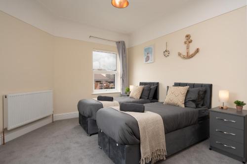 Large cosy house - free on street parking near Spire