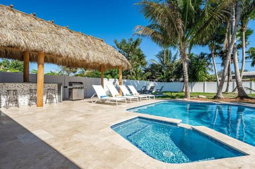Heated Pool - 1 Mile to Beach - FirePit