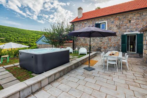 Karstais baseins, Stone Garden Villa, Heated Pool & Outdoor Cinema in Tijarica