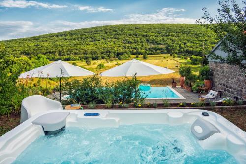 Karstais baseins, Stone Garden Villa, Heated Pool & Outdoor Cinema in Tijarica
