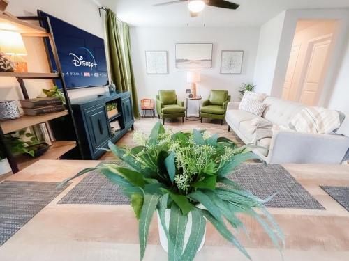 . Stylish Family Home Near Lackland POOL