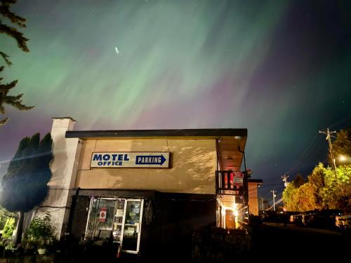 外部景觀, 霍利德豪斯汽車旅館 (Holiday House Motel) in 萊迪史密斯 (BC)