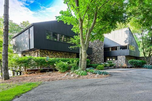 Immaculate Howell Villa on Pardee Lake with Grill! in Howell, USA
