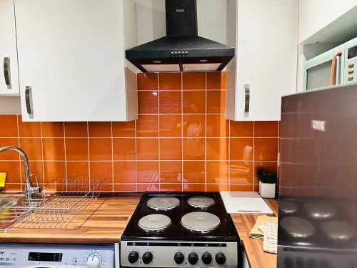 Køkken, Comfy Studio Flat and Workspace near Ashton-U-Lyne Station in Stalybridge