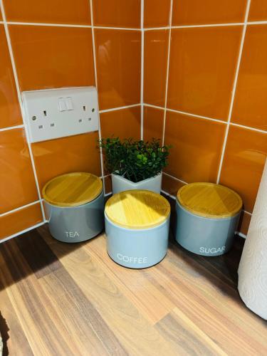Køkken, Comfy Studio Flat and Workspace near Ashton-U-Lyne Station in Stalybridge