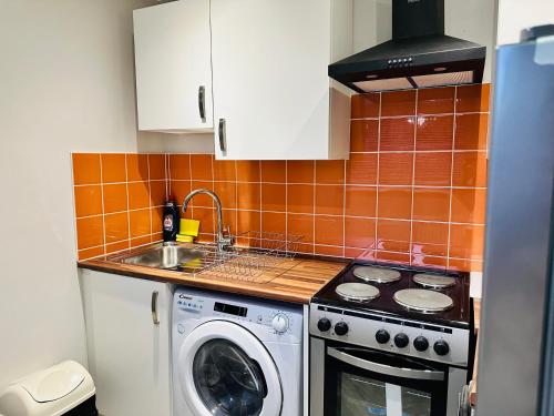 Køkken, Comfy Studio Flat and Workspace near Ashton-U-Lyne Station in Stalybridge