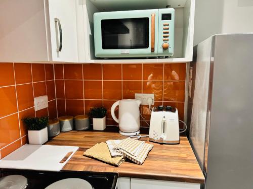 Køkken, Comfy Studio Flat and Workspace near Ashton-U-Lyne Station in Stalybridge