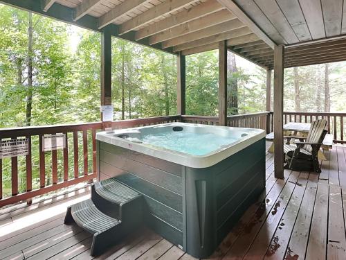 Above the Clouds, 4 Bedrooms, Pool Access, Private, Gaming, Sleeps 16 in Gatlinburg, USA
