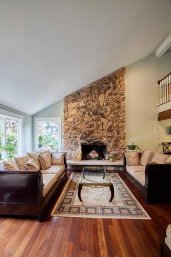 Lake View - Private - Spacious in Bryn Mawr-Skyway