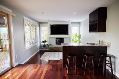 Lake View - Private - Spacious in Bryn Mawr-Skyway