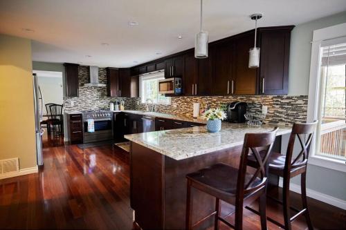 Lake View - Private - Spacious in Bryn Mawr-Skyway