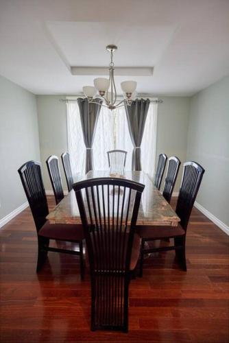 Lake View - Private - Spacious in Bryn Mawr-Skyway