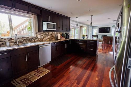 Lake View - Private - Spacious in Bryn Mawr-Skyway