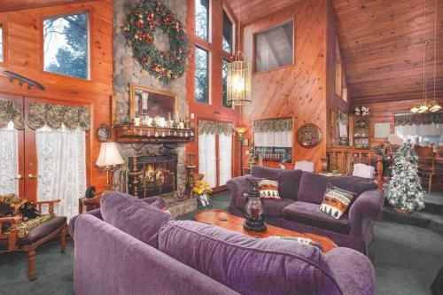 Lakeview 3-Story Winter Home in Crestline, USA