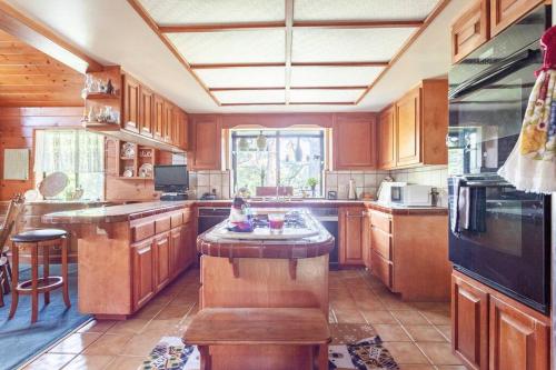 Lakeview 3-Story Winter Home in Crestline, USA