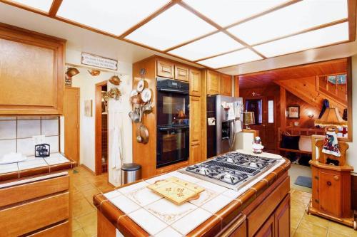 Lakeview 3-Story Winter Home in Crestline, USA