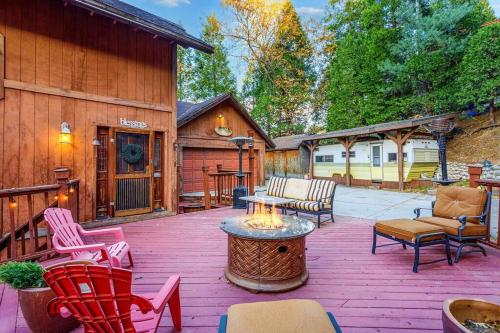 Lakeview 3-Story Winter Home in Crestline, USA