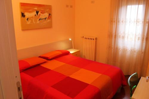 1 queen bed, 2 twin beds